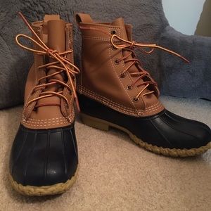 NWOT Classic Bean Boots